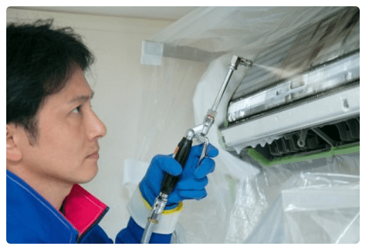 エアコンを機械で掃除している様子