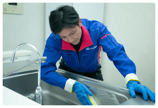 お風呂の浴槽をスポンジで掃除している様子